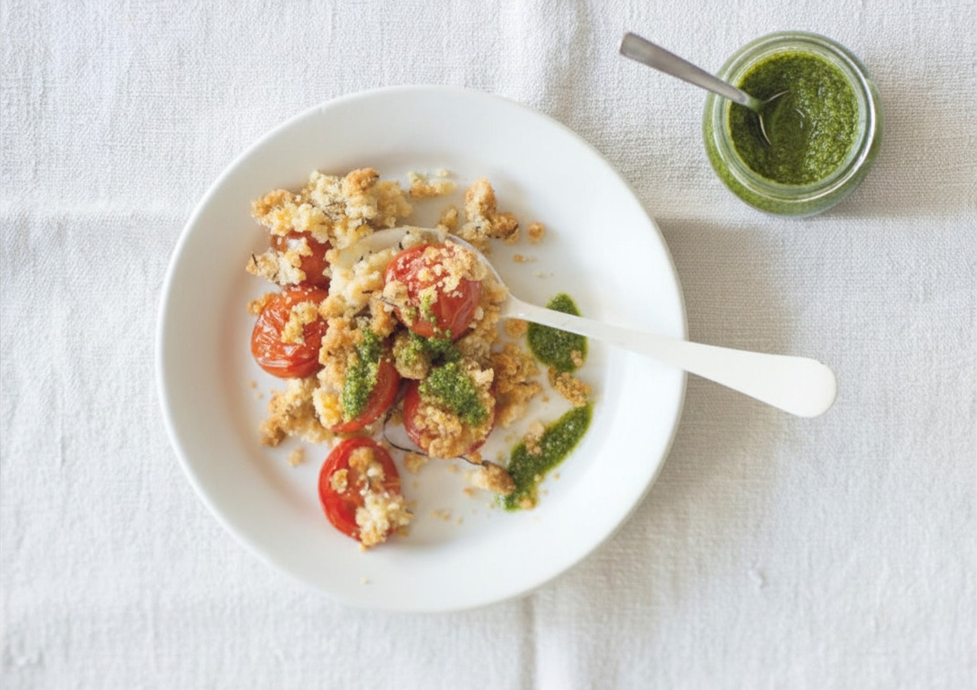 Kirschtomaten-Crumble mit Pesto